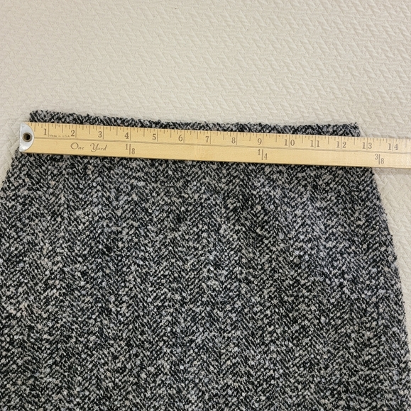 H&M Classic Black and White Tweed Mini Skirt Size 2 Straight Pencil Textured - Picture 4 of 10